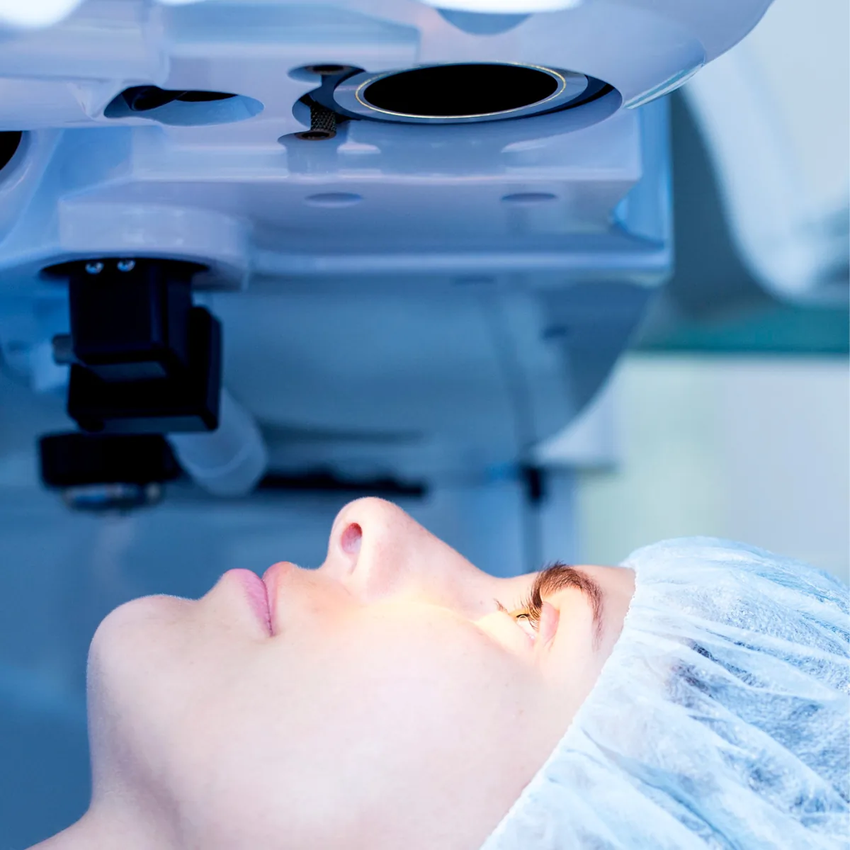 Chirurgienne réalisant une intervention au microscope opératoire